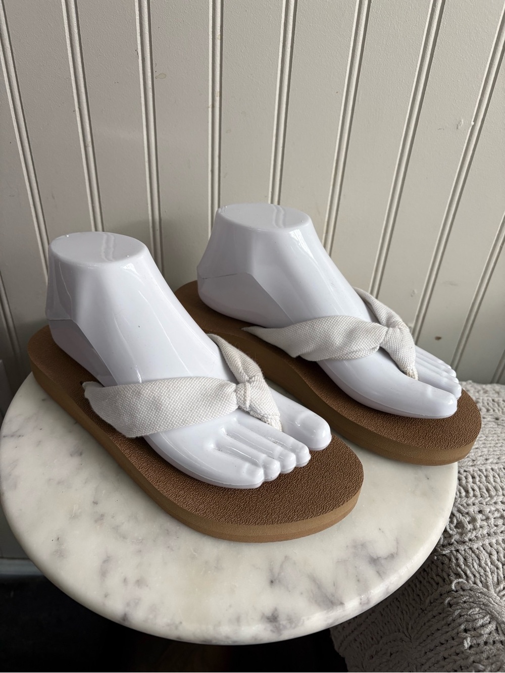 KuaiLu Cloth Yoga Flip Flops Sandals Women’s 7.5 White & Tan Casual Resortwear